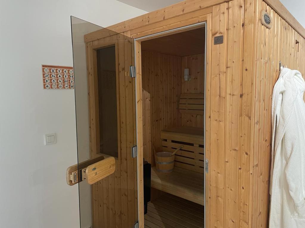 Space In The Villa With Poll Near Golf In Madrid Extérieur photo