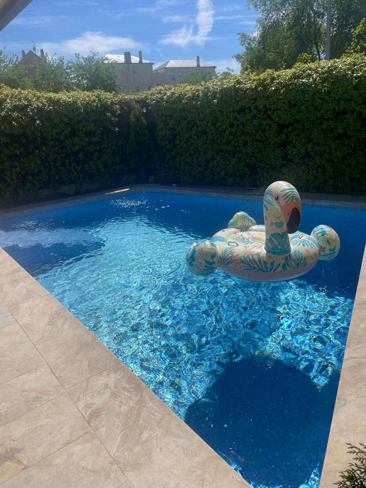 Space In The Villa With Poll Near Golf In Madrid Extérieur photo